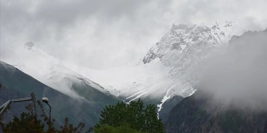 Hakkari'de yüksek kesimler beyaza büründü