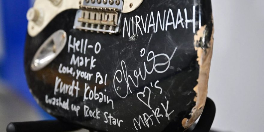 Kurt Cobain'in sahnede parçaladığı gitar rekor fiyata satıldı