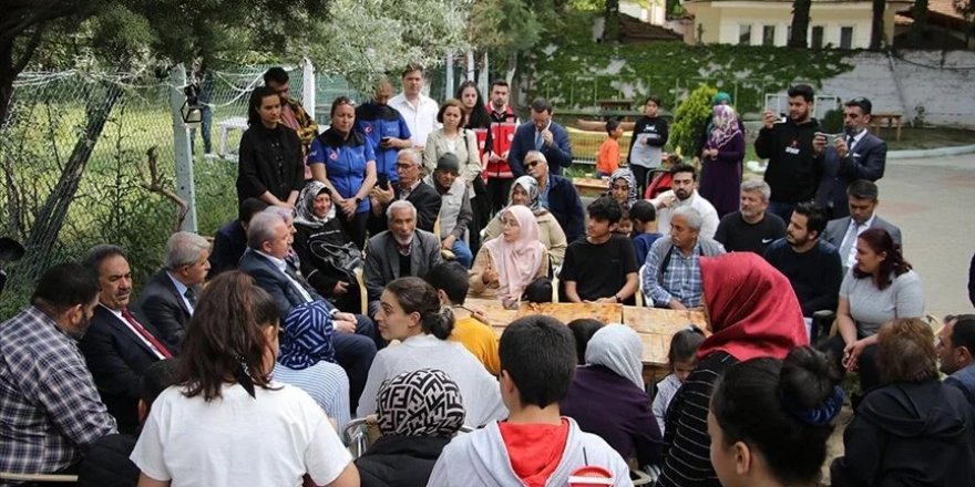 TBMM Başkanı Şentop, belediyenin konaklama kararına son verdiği depremzedeleri ziyaret etti