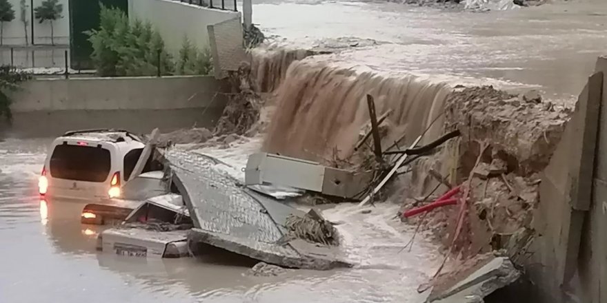 Mersin'de sağanak yağmur etkili oldu: Onlarca araç sular içinde kaldı