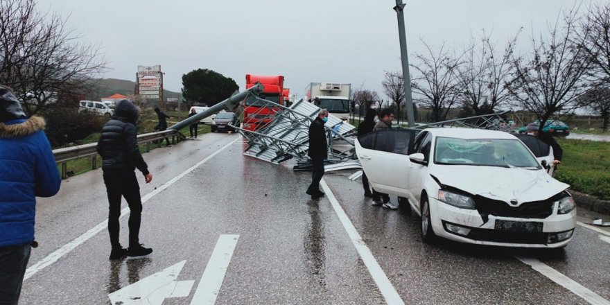 Tır tabelaları uçurdu, Bursa-Yalova yolunda trafik durdu