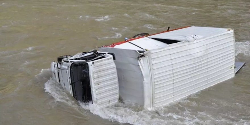 Artvin'de nehre düşen kamyonun sürücüsü akıntıya kapılarak kayboldu
