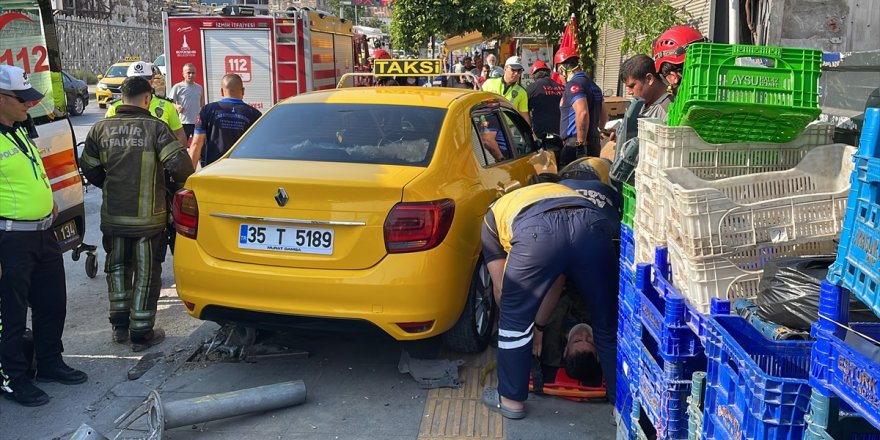 İzmir'de kontrolden çıkan taksi kaldırımdaki yayaya çarptı