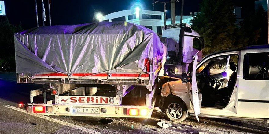 Aydın'da hafif ticari araç ile tır çarpıştı, 4 kişi yaralandı