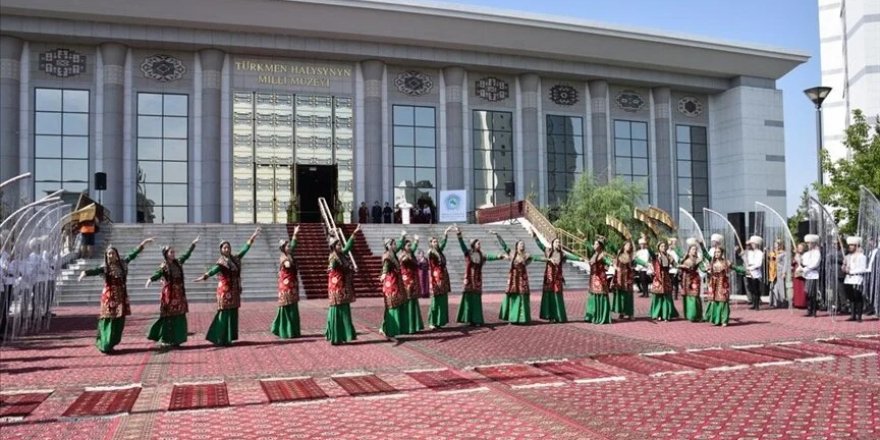 Türkmenistan'da "Halı Bayramı" kutlandı