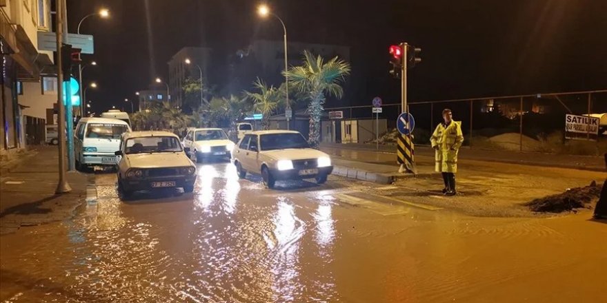 Araban'daki sağanak su baskınlarına neden oldu