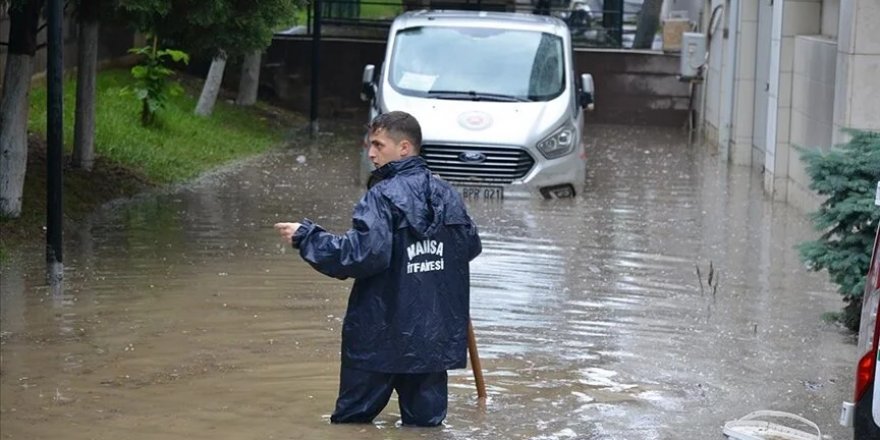 Manisa'da sağanak su baskınlarına yol açtı