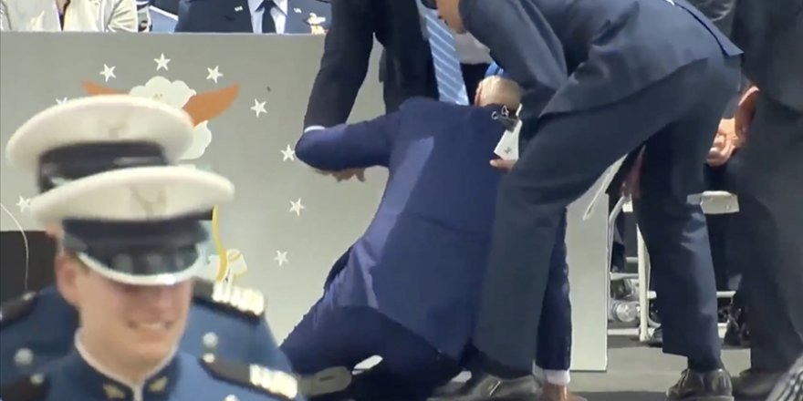 ABD Başkanı Biden, askeri akademi öğrencilerinin mezuniyet töreninde sahnede yere düştü