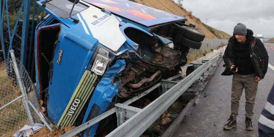 Manisa'da şiddetli rüzgarın etkisiyle devrilen kamyonetin sürücüsü yaralandı