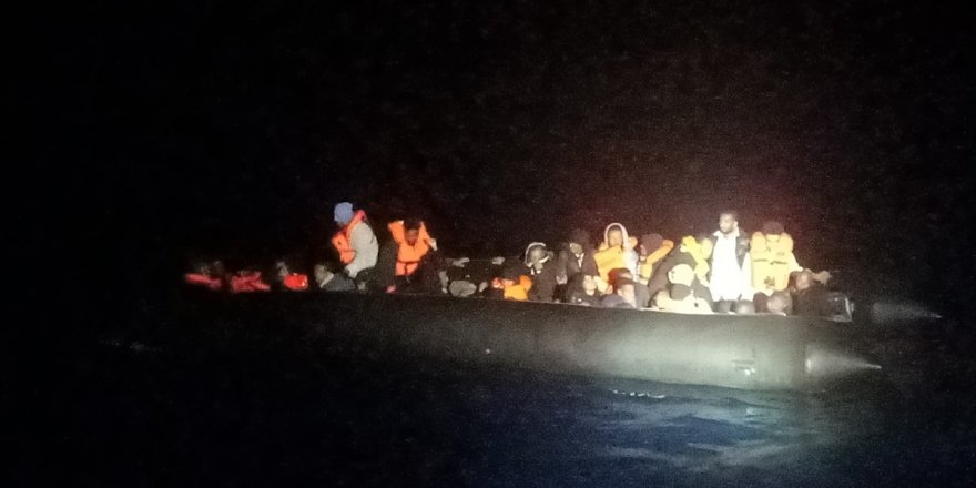 İzmir açıklarında 47 düzensiz göçmen yakalandı