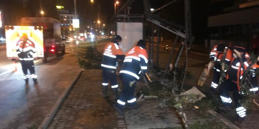 Bakırköy’de otomobil otobüs durağına daldı: 1 yaralı