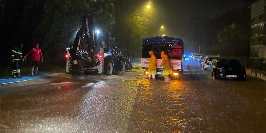 Sinop'ta sağanak su baskınlarına neden oldu