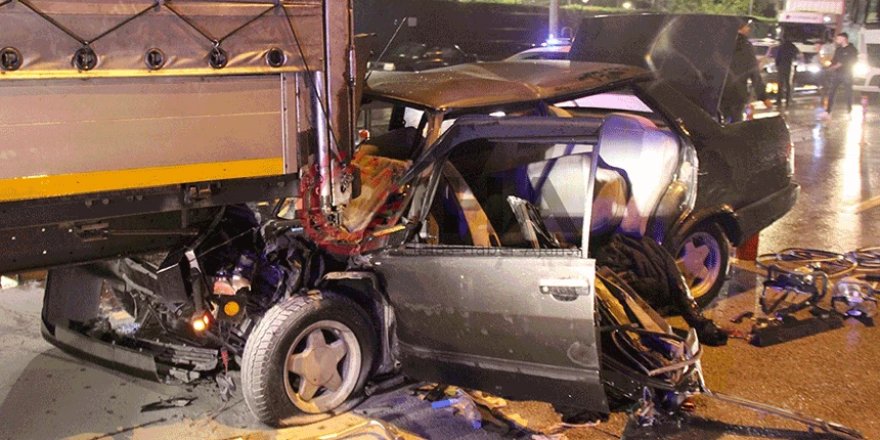 Afyonkarahisar'da tıra arkadan çarpan otomobildeki 4 kişi yaralandı