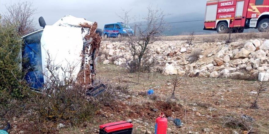 Denizli'de otomobil şarampole devrildi: 2 ölü, 3 yaralı