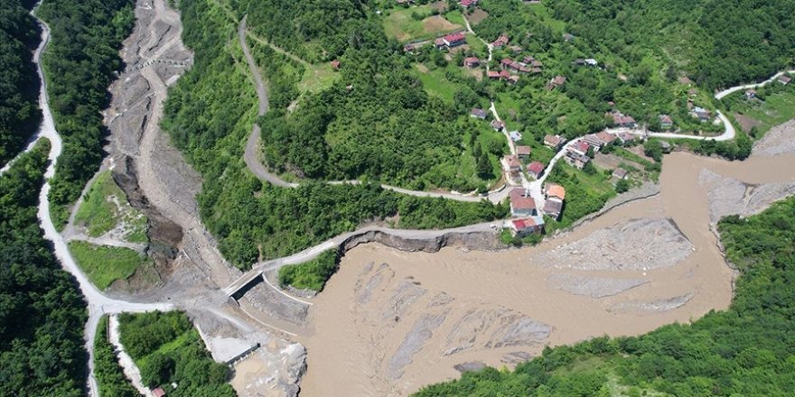 Bozkurt'ta heyelan nedeniyle 11 köyün bağlantı yolu çöktü