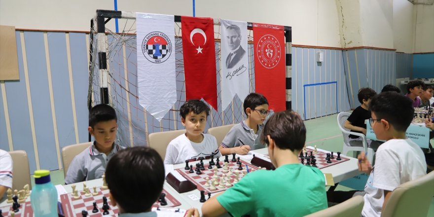 İzmir'de minikler satranç müsabakaları başladı