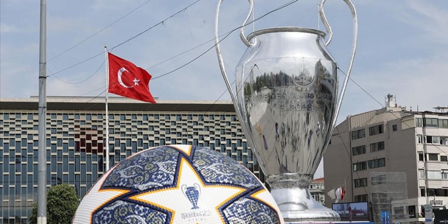 UEFA Şampiyonlar Ligi kupasının dev maketi Taksim Meydanı'nda