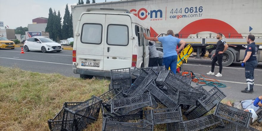 İzmir'de zincirleme trafik kazasında 5 kişi yaralandı