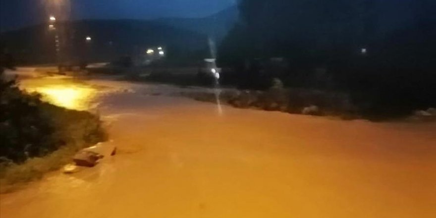 Konya'nın 2 ilçesinde sağanak nedeniyle bazı ev ve iş yerlerini su bastı