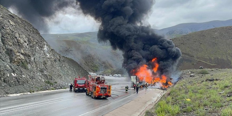 Erzincan'da iki tırın çarpışması sonucu çıkan yangına müdahale ediliyor