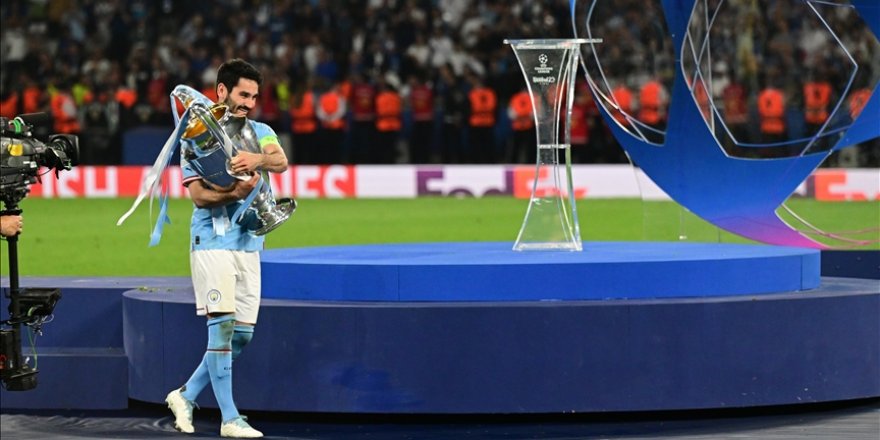 UEFA Şampiyonlar Ligi kupası İlkay Gündoğan'ın ellerinde yükseldi