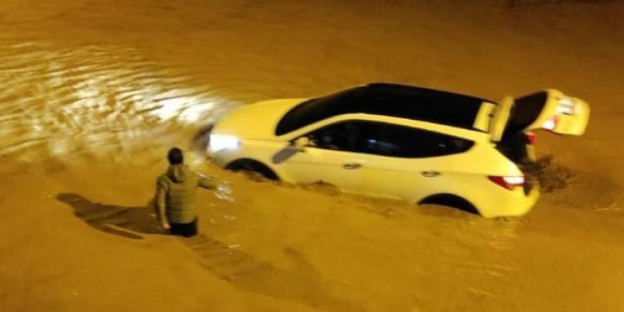 Bingöl’de şiddetli yağış hayatı felç etti... Yollar göle döndü, evleri su bastı