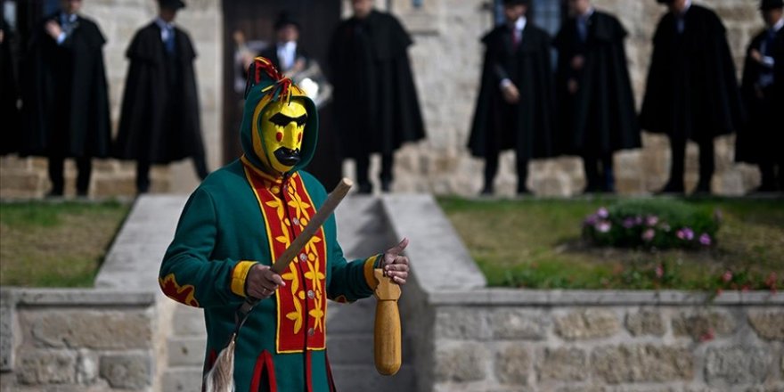 İspanya'nın ilginç festivallerinden "El Colacho" gerçekleştirildi