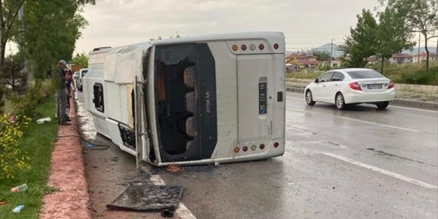 Afyonkarahisar'da askeri midibüsün devrilmesi sonucu 10 kişi yaralandı