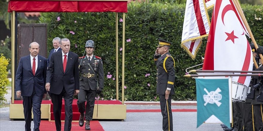 Cumhurbaşkanı Erdoğan, KKTC Cumhurbaşkanı Tatar tarafından resmi törenle karşılandı