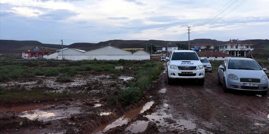 Kırıkkale'de sağanak nedeniyle dereler taştı, ev ve ahırları su bastı