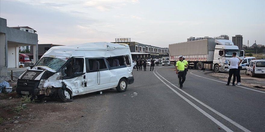 Şanlıurfa'da tır ile minibüsün çarpıştığı kazada 21 kişi yaralandı