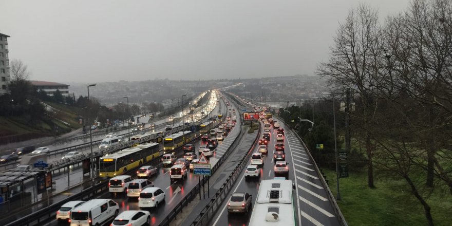 Taksim'de kar yağışı etkili oluyor