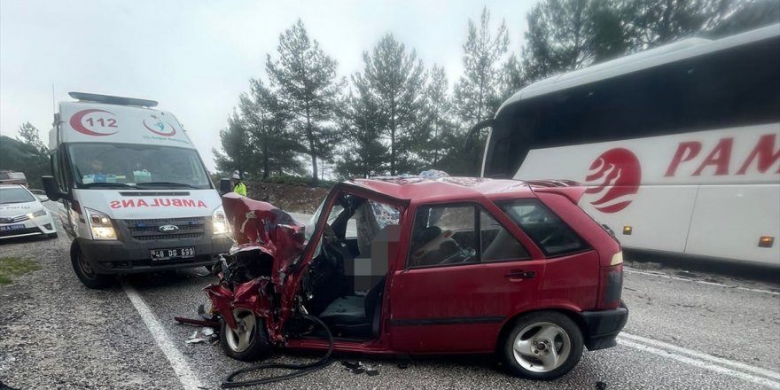 Muğla'da yolcu otobüsüyle çarpışan otomobildeki 2 kişi öldü