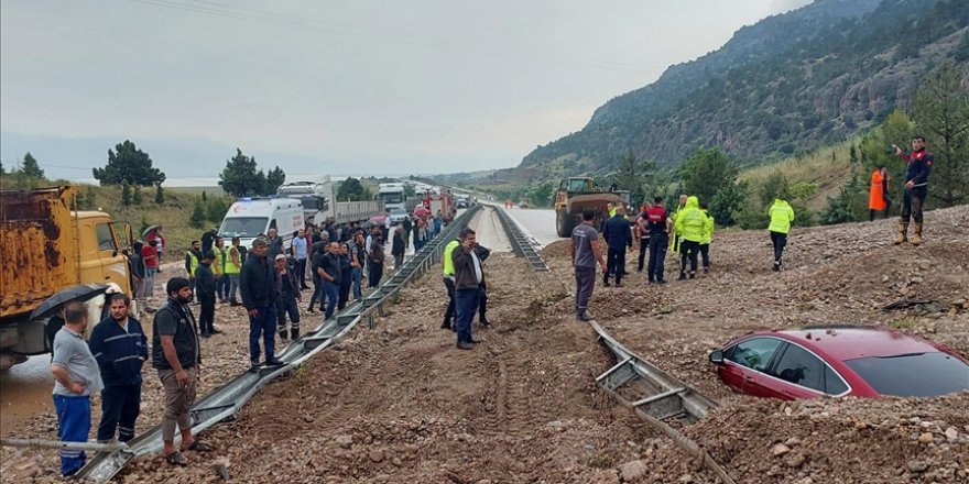 Afyonkarahisar'da heyelanda iki araç toprak altında kaldı, 1 kişi öldü, 1 kişi yaralandı