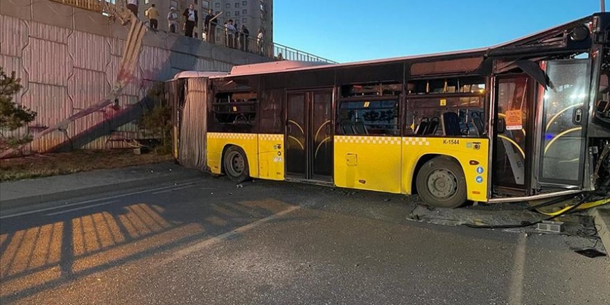 Başakşehir'de bariyerleri aşan İETT otobüsü bağlantı yoluna düştü