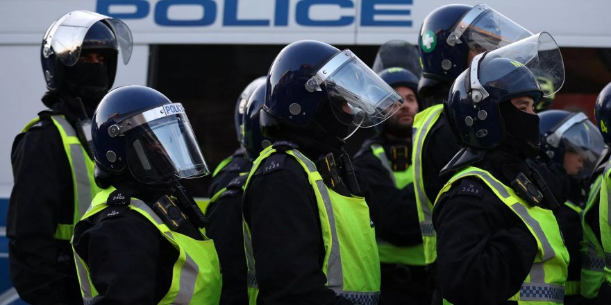 İngiltere'de protestoculara karşı polise 'daha net' yetkiler verildi