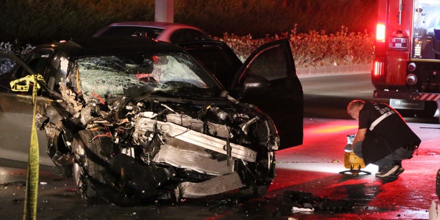 İzmir'de otomobilin kamyonete çarpması sonucu 1 kişi öldü