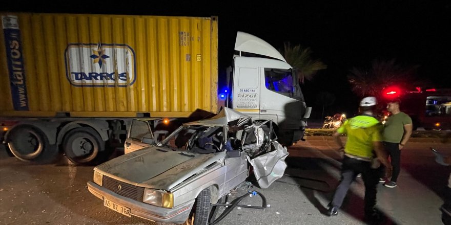 Manisa'da kamyonla çarpışan otomobilin sürücüsü ağır yaralandı