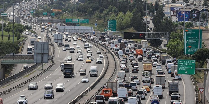 İstanbul'da otogar ve kentin bazı noktalarında tatil hareketliliği yaşanıyor