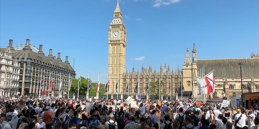 İngiltere'de pratisyen hekimler maaşları ve çalışma şartlarını protesto etti