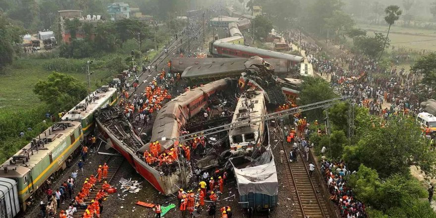 Hindistan'daki tren kazasında ölü sayısı 290'a yükseldi