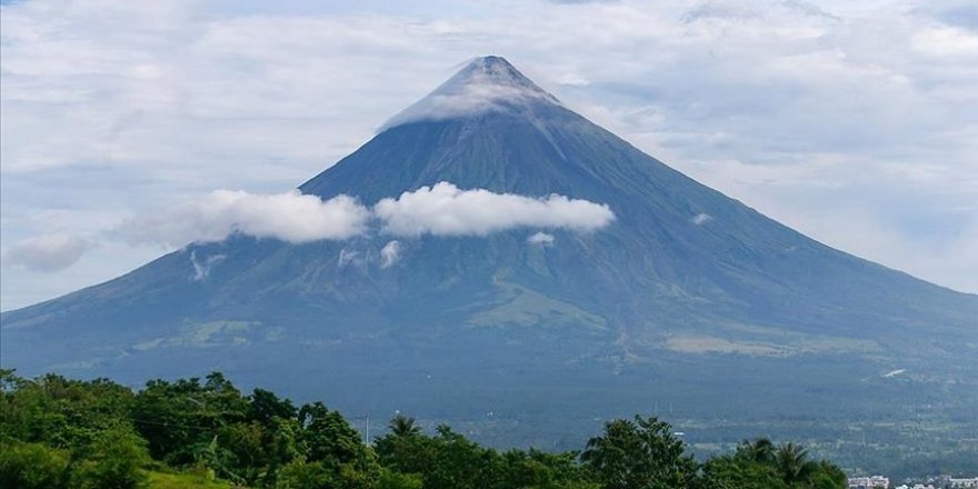 Filipinler'de Mayon Yanardağı'nın çevresindeki tahliyeler sürüyor