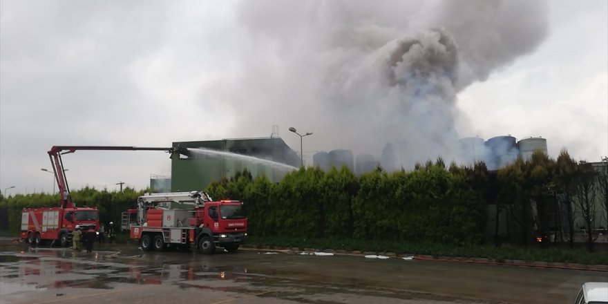 İzmir'de fabrikada yıldırım düşmesi sonucu çıkan yangın söndürüldü