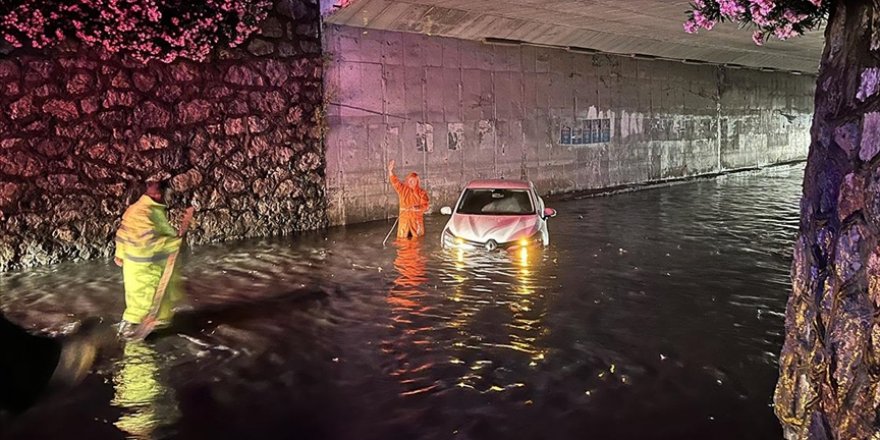 İzmir'de sağanak dolayısıyla suyla dolan alt geçitte bir araç mahsur kaldı