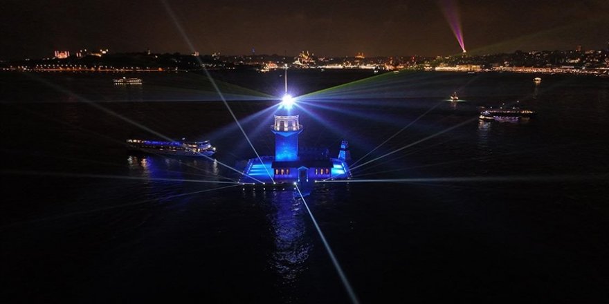 Kız Kulesi ile Galata Kulesi'nde her akşam ışık ve lazer gösterisi yapılıyor