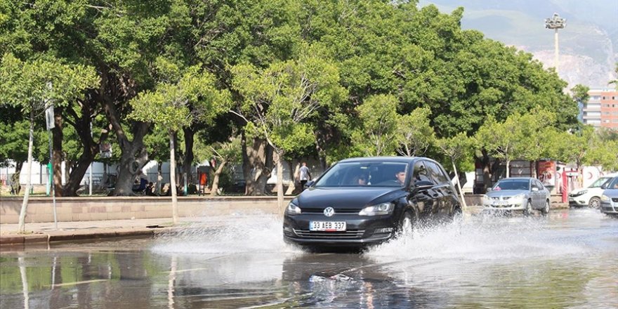 İskenderun'da lodos hayatı olumsuz etkiledi