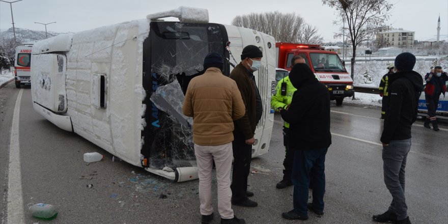 Afyonkarahisar'da servis otobüsü devrildi: 10 yaralı