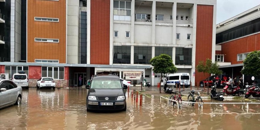 Ege Bölgesi'nde bazı illerde sağanak su baskınlarına neden oldu