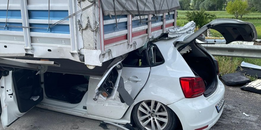 Afyonkarahisar'da tırın dorsesine çarpan otomobildeki 2 kişi ağır yaralandı