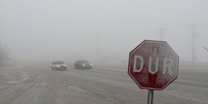 Denizli-Antalya kara yolunda sis ve kar, ulaşımı olumsuz etkiliyor